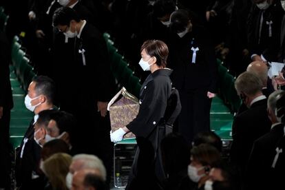Akie Abe (en el centro), viuda del ex primer ministro Shinzo Abe, llega con las cenizas al funeral en el estadio Nippon Budokan de Tokio. 