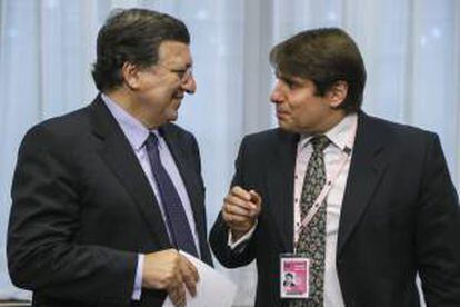 El presidente de la Comisión Europea (CE), José Manuel Durao Barroso (i), conversa con el director general de la patronal, Markus Beyrer, antes de la cumbre social tripartita previa al Consejo Europeo, en Bruselas (Bélgica) hoy.