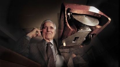 Doug Engelbart, con su prototipo de rat&oacute;n inform&aacute;tico en 2004.