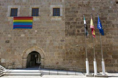 La bandera arco&iacute;ris en la sede de la Junta de Extremadura. 