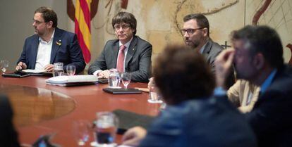 El president de la Generalitat, Carles Puigdemont (d) i el vicepresident, Oriol Junqueras (e), durant una reunió setmanal del Govern.