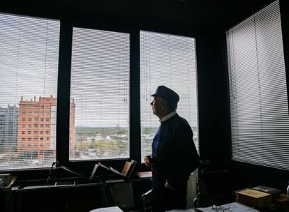 Ramón Akal mira por la ventana en su despacho de Tres Cantos.