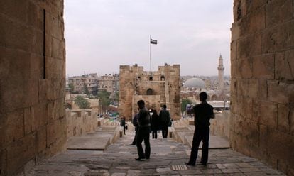 Varios turistas visitando la Ciudadela de Alepo, el 11 de diciembre de 2009.