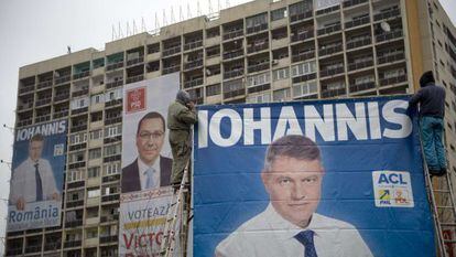 Carteles de la campaña electoral a la presidencia rumana en Bucarest.