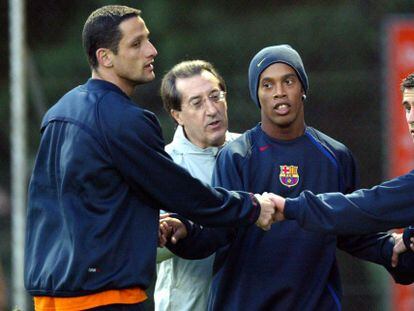 Paco Seirul·lo, con Belletti, Ronaldinho y Sylvinho en un entrenamiento del Barça.