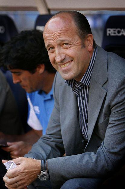 Miguel Ángel Lotina, en el banquillo de Riazor.