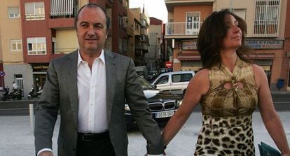 Ripoll a su llegada al auditorio provincial de Alicante junto a su esposa en 2011.
