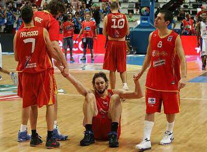 Navarro, su hermano Marc y Calderón ayudan a levantarse a Pau Gasol tras la decepción final.