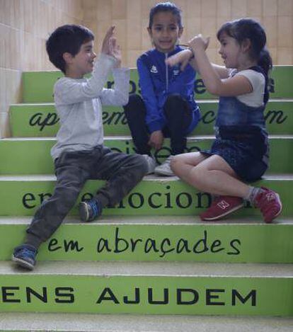 Niños juegan en una escuela de Rubí.