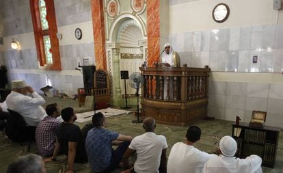 Rezo del Viernes en la Mezquita de la M-30 de Madrid. 