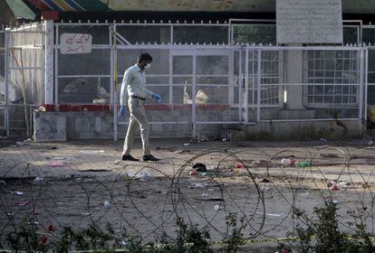 Un forense trabaja en el lugar del atentado.