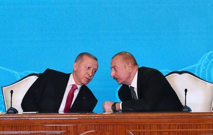 El presidente de Turquía, Recep Tayyip Erdogan, y el de Azerbaiyán, Ilham Aliyev, durante la visita del primero al exclave azerbaiyano de Najicheván, el pasado 25 de septiembre. 