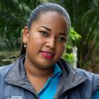 Carmen Valencia Madrigal cada miércoles y jueves recorre 70 kilómetros de ida y otros 70 de vuelta para atender a ocho y nueve estudiantes en sus casas en una de las zonas rurales de la región ecuatoriana de Esmeraldas.