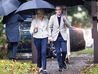 Theresa May y su esposo, Philip, llegan a una iglesia en Maidenhead este domingo.