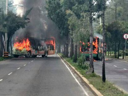 Camiones quemados, bloqueando una avenida en Tl&aacute;huac el d&iacute;a del operativo. 