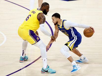 Stephen Curry dribla frente a LeBron James en cuarto partido de las semifinales entre Lakers y Golden State.