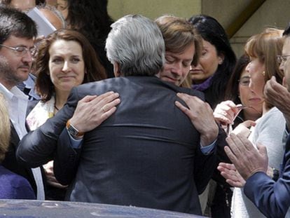 El juez de la audiencia nacional, Santiago Pedraz, abraza a su compañero Baltasar Garzón a las puertas de la Audiencia Nacional, tras ser suspendido por el CGPJ.
