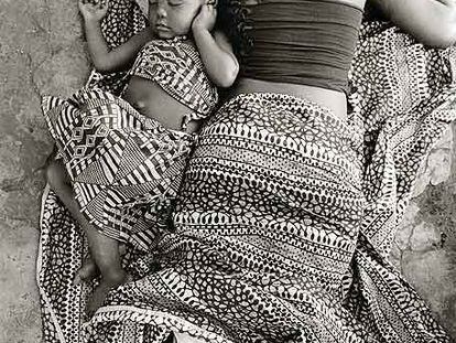 Alia se ha dormido al lado de su madre, una víctima de las minas antipersona en Mozambique.