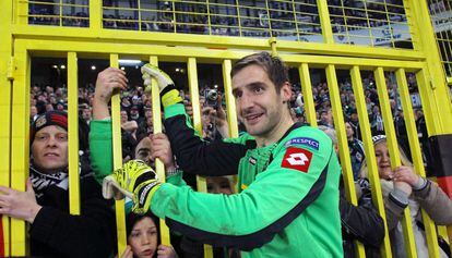 El portero del Borussia Monchengladbach, Christofer Heinmeroth, celebra su victoria contra el Fenerbahce SK .
