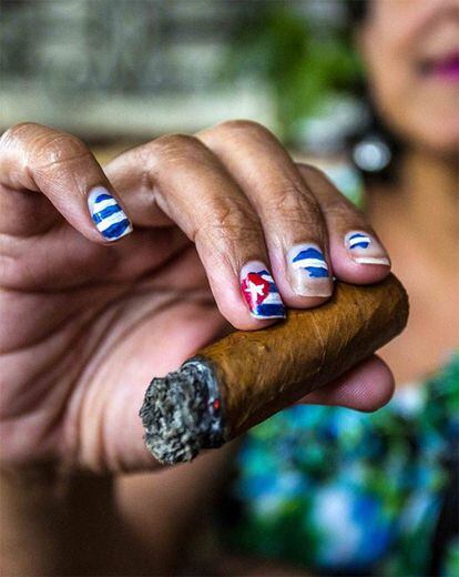 Una mujer disfruta de un cigarrilo en La Habana, Cuba.