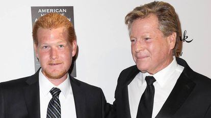 El actro Ryan O'Neal, a la derecha, junto a su hijo Redmond O'Neal, en Beverly Hills, California, en 2013.