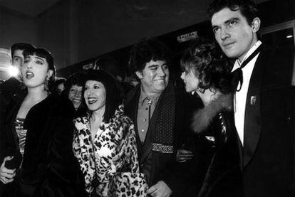 1990: Almodóvar y Banderas en el estreno de <i>Átame</i> con Rossy de Palma, Loles León y Victoria Abril.