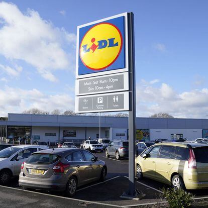 A view of a Lidl supermarket in Chichester, West Sussex. Discount supermarket Lidl has revealed its sales jumped by almost a quarter over the key festive period as it said it was buoyed by shoppers switching from rivals amid budget concerns. The retailer said sales increased by 24.5 percent over the four weeks to December 25, compared with the same period in 2021. Picture date: Monday January 9, 2023. (Photo by Andrew Matthews/PA Images via Getty Images)