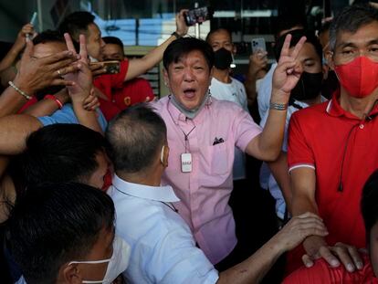 Ferdinand Marcos Jr. celebra los resultados electorales con sus seguidores en Manila el miércoles.