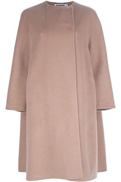 Si te gustan las líneas rectas opta por este abrigo minimalista de Jil Sander (1250 euros).