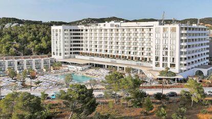Vista del hotel y de la piscina principal de TRS Ibiza.