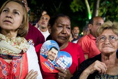 Asistentes a una misa por la salud de Ch&aacute;vez en Nochevieja en Caracas.