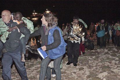 La guardia costera de la isla italiana de Lampedusa ayuda a los inmigrantes y refugiados recién llegados de Libia.
