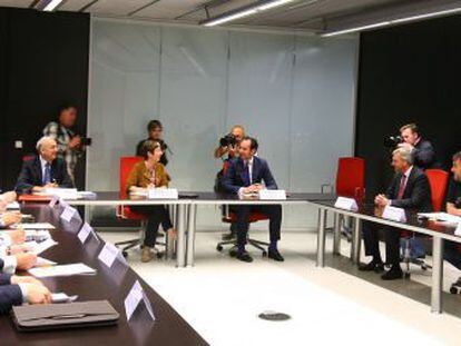 Miembros del Foro Mar&iacute;timo y representantes del Gobierno vasco en una reuni&oacute;n anterior. 