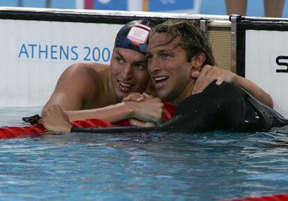 Van den Hoogenband felicita a Thorpe, ganador de los 400m en los JJOO de Atenas 2004.