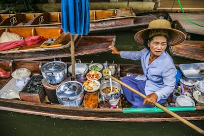 Una vendedora en el mercado flotante de Damnoen Saduak, unos 85 kilómetros al este de la capital tailandesa.