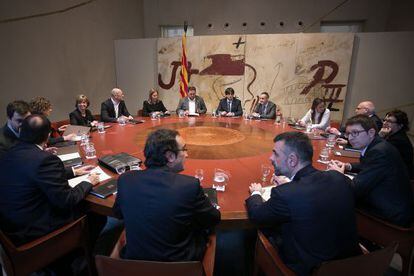 El presidente de la Generalitat, Carles Puigdemont, en la primera reunión del nuevo Gobierno.