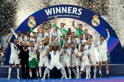El Real Madrid ha ganado en París su decimocuarta Copa de Europa ante el Liverpool gracias a un gol de Vinicius en el minuto 58. En la imagen, el equipo de Ancelotti celebra la victoria.