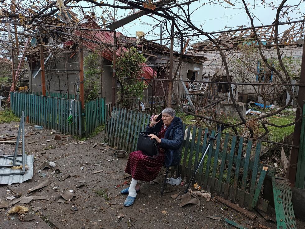 Una mujer habla por teléfono cerca de un bloque de viviendas golpeado esta madrugada por un misil ruso, en Mikolaiv, en el sur de Ucrania.