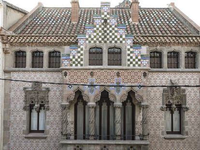 La façana de la casa Coll i Regàs, construïda per Puig i Cadafalch a  Mataró i que s'acaba de restaurar.