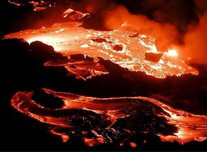 Lava que brota del interior del volcán Kilauea (Hawai), el más activo del mundo.