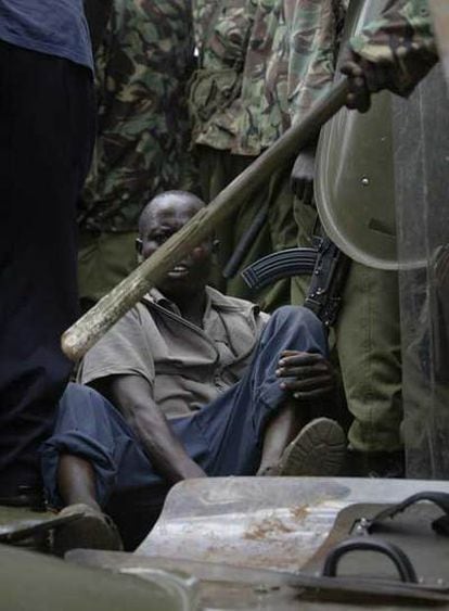 Un partidario del candidato Raila Odinga, detenido ayer tras participar en una protesta en Nairobi.