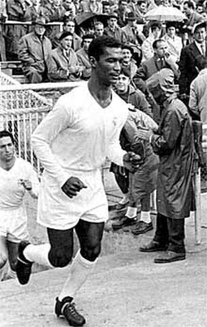 Waldir Pereira, Didí, salta al césped del estadio Bernabéu para disputar un partido en 1959. Tras él, Gento.