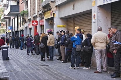 Colas en la oficina de extranjería de la calle de Múrcia de Barcelona.