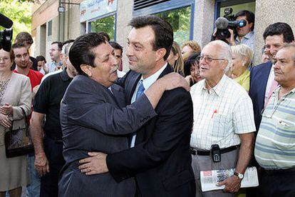 José Iglesias, un afiliado del PP de Latina, abraza a Manuel Cobo tras anunciar éste su candidatura a la presidencia.