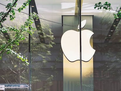 Logo de Apple en instalaciones de la compañía.