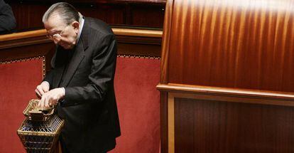 Giulio Andreotti deposita su voto en la Cámara Alta en 2006.
