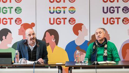 El secretario general y el vicesecretario general de Política de UGT, Pepe Álvarez (d), y el vicesecretario general de Política Sindical, Fernando Luján (i), ofrecen una rueda de prensa, en la sede del sindicato para hablar del despido.