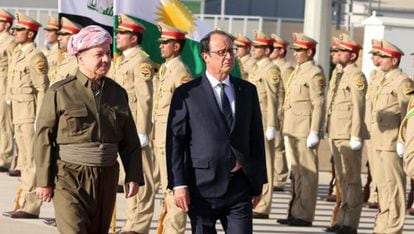 El presidente del Kurdist&aacute;n iraqu&iacute;, Masud Barzani (izquierda), da la bienvenida al presidente, Fran&ccedil;ois Hollande, ayer en Erbil