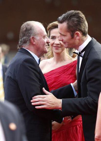 El Rey, Urdangarin y la infanta Cristina, en la entrega de los premios Laureus en Barcelona, en 2006.