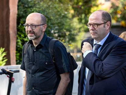 Francis Puig, hermano del presidente de la Generalitat Valenciana, a la izquierda, acompañado por su abogado, antes de declarar en mayo de 2022.
